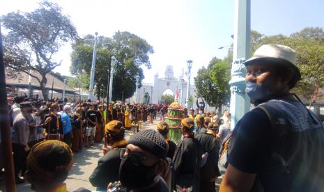 Suasana Grebek Besar yang digelar di pelataran Masjid Agung Surakarta.