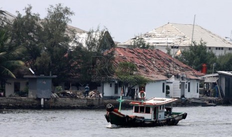 Suasana gudang Amunisi Satuan Komando Pasukan Katak yang hancur akibat ledakan di Kawasan Armada Barat di Pondok Dayung, Jakarta Utara, Rabu (5/3).   (Republika/Yasin Habibi)