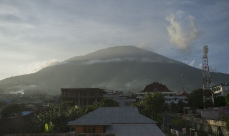 Suasana Gunung Gamalama dilihat dari salah satu sudut kota Ternate di Maluku Utara, Jumat (26/12).