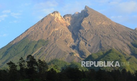 Suasana Gunung Merapi yang terlihat dari obyek wisata Kali Talang, Balerante, Klaten, Jawa Tengah, Rabu (19/12/2018).