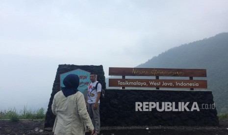 Suasana H+1 Lebaran di destinasi wisata Gunung Galunggung, Desa Linggajati, Kecamatan Sukaratu, Kabupaten Tasikmalaya, Kamis (6/6) sore. 