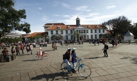  Suasana halaman Museum Fatahillah yang telah bersih dari pedagang Kaki Lima (PKL) di Kawasan Kota Tua, Jakarta, Ahad (3/2).   (Republika/Adhi Wicaksono)