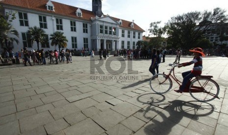  Suasana halaman Museum Fatahillah yang telah bersih dari pedagang Kaki Lima (PKL) di Kawasan Kota Tua, Jakarta, Ahad (3/2).   (Republika/Adhi Wicaksono)