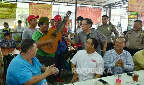 Suasana hangat penuh keakraban tersaji saat Calon Gubernur DKI Jakarta Anies Baswedan ngobrol dan ngopi bareng warga di Pasar Muara Karang, Pluit, Jakarta Utara, Ahad (2/4) pagi. 