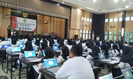 Suasana hari pertama pelaksanaan SKD CPNS di Gedung Serba Guna (GSG), kompeks Bale Kota Tasikmalaya, Sabtu (1/2). Dijadwalkan, sebanyak 51.875 peserta yang berasal dari enam kabupaten/kota di Priangan Timur akan menjalani CAT CPNS di GSG pada 1-27 Februari. 