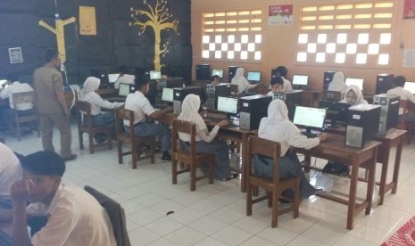 Suasana hari pertama UNBK di SMAN 6 Kota Tasikmalaya Jawa Barat, Senin (9/4).