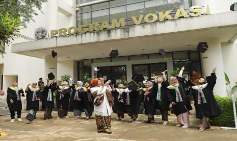 Suasana haru bahagia tergambar dari proses wisuda 12 mahasiswa penerima beasiswa Pemkab Serang di kampus Universitas Indonesia (UI), Depok, Minggu (11/9/2022). Ini merupakan wisuda pertama bagi para penerima beasiswa program prioritas Bupati Serang. 