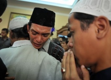 Suasana haru meliputi rumah duka KH Zainuddin MZ di kawasan Gandaria, Jakarta Selatan, Selasa (5/7). 