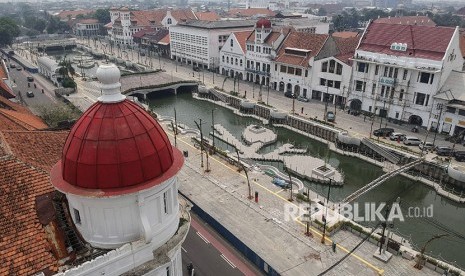 Suasana hasil revitalisasi kali besar di kawasan Kota Tua, Jakarta, Kamis (3/5). 