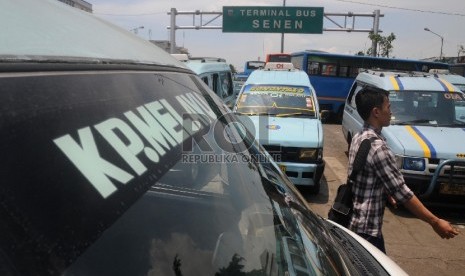  Suasana hilir mudik penumpang dan calon penumpang di Terminal Senen, Jakarta Pusat, Senin (30/3).