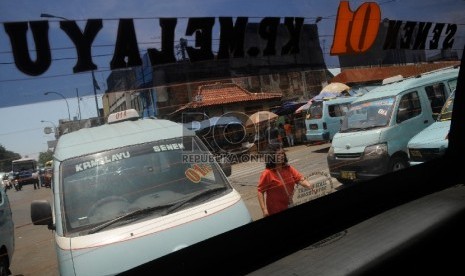 Suasana hilir mudik penumpang dan calon penumpang di Terminal Senen, Jakarta Pusat, Senin (30/3). 