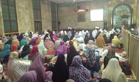 Suasana i'tikaf rutin bulanan di Masjid Agung Sunda Kelapa (MASK) Menteng, Jakarta Pusat, Sabtu (7/10).