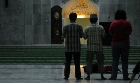 Suasana ibadah di Masjid Universitas Indonesia, Depok.