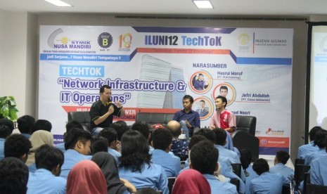 Suasana Iluni12 TechToK yang pertama di Gedung Nusa Mandiri,  Margonda Depok, Kamis  (10/10).