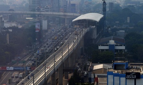 Suasana infrastruktur jalur layang Mass Rapid Transit Fase I Lebak Bulus-Bundaran HI di Jakarta Selatan, Kamis (26/7). 