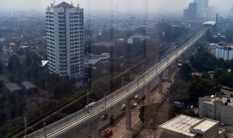 Suasana infrastruktur jalur layang Mass Rapid Transit Fase I Lebak Bulus-Bundaran HI di Jakarta Selatan, Kamis (26/7).