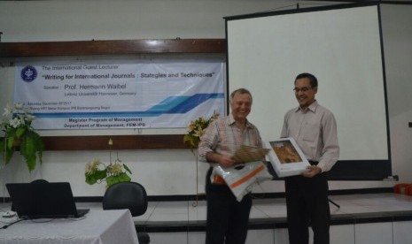 Suasana international guest lecture dengan tema “Writing the International Journal: Strategies and Techniques” yang diadakan oleh IPB.