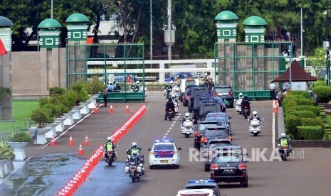 Suasana Iring-iringan kendaraan kunjungan Raja Arab Saudi Salman bin Abdulaziz al-Saud meninggalkan Kompleks Parlemen, Jakarta, Kamis (2/3)