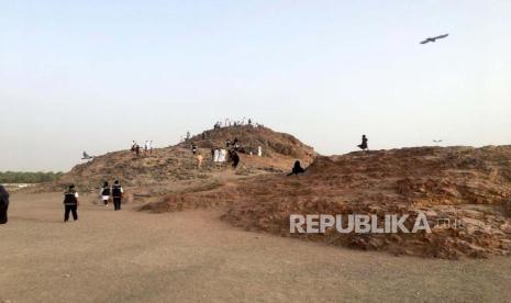 Suasana Jabal Uhud, Ahad (10/6/2023) sore. Jabal Uhud merupakan salah satu tujuan favorit dari jamaah selama musim haji di Madinah.