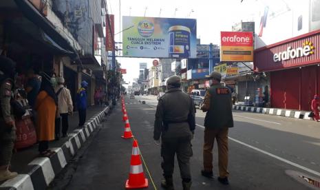 Suasana Jalan Ahmad Yani Kota Sukabumi tampak lengang dari kendaraan yang parkir di hari pertama PSBB, Rabu (6/5).