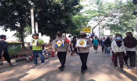 Suasana jalan di Kanal Banjir Timur yang dipenuhi masyarakat berolahraga pada Ahad pagi.