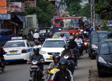 Suasana jalan di kawasan Condet, Jakarta Timur. 