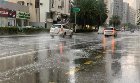 Suasana jalan ketika hujan di Arab Saudi. Juru bicara Pusat Meteorologi Nasional (NCM), Hussain Al-Qahtani mengatakan, sebagian besar wilayah Arab Saudi akan diguyur hujan sejak Ahad (8/1/2023) hingga Selasa (10/1/2023). 