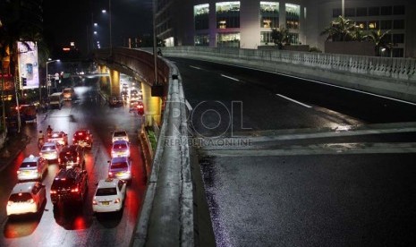  Suasana jalan layang non tol Antasari - Blok M yang dihiasi lampu warna-warni, Jakarta, Ahad (13/1).   (Republika/Yasin Habibi)