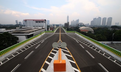 Suasana jalan layang non-tol (JLNT) bus Transjakarta koridor XIII Ciledug-Tendean di Halte CSW, Jakarta, Rabu (3/5). 