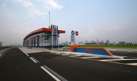 Suasana jalan layang non-tol (JLNT) bus Transjakarta koridor XIII Ciledug-Tendean di Halte CSW, Jakarta, Rabu (3/5). 