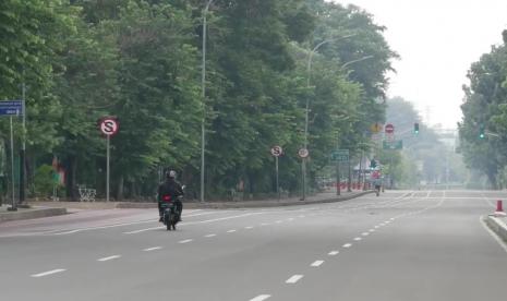 Suasana jalan protokol di Jakarta lengang saat hari pertama pemberlakuan PSBB.