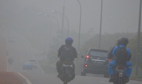 Suasana jalan raya dari Batam Centre ke Nongsa dengan kabut asap akibat kebakaran hutan yang pekat di Batam, Kepri pada Oktober 2015 silam.  (Antara/Yuli Seperi)