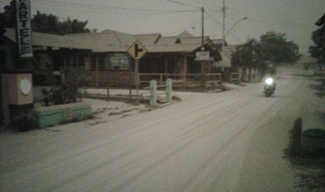 Suasana jalan Sanun Wates Kulonprogo, Yogyakarta, saat dilanda hujan abu, Jumat (14/2) pukul 06.30 WIB.