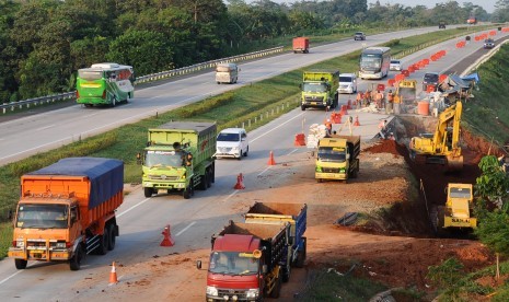 Suasana jalan tol Cikopo-Palimanan (Cipali) Km 103+400 usai longsor. 