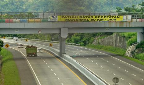 Suasana jalan tol Semarang- Solo ruas Semarang- Ungaran KM 242 wilayah Gedawang, Kecamatan Banyumanik, Kota Semarang tampak lengang, pada Rabu (25/3) siang atau bertepatan dengan hari libur keagamaan, Nyepi tahun baru Saka 1942. Pengelola jalan tol ini mengakui sejak meluasnya wabah virus Corona, volume pengguna jalan tol ruas Semarang- Solo ini mengalami penurunan hingga 33 persen.