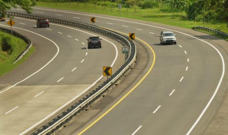 Suasana jalan tol Semarang- Solo ruas Semarang- Ungaran KM 242 wilayah Gedawang, Kecamatan Banyumanik, Kota Semarang tampak lengang, pada Rabu (25/3) siang atau bertepatan dengan hari libur keagamaan, Nyepi tahun baru Saka 1942. Pengelola jalan tol ini mengakui sejak meluasnya wabah virus Corona, volume pengguna jalan tol ruas Semarang- Solo ini mengalami penurunan hingga 33 persen.