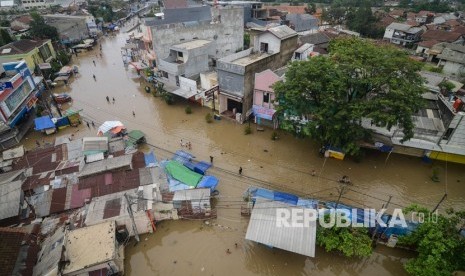 Suasana jalan utama yang terendam banjir di Dayeuhkolot, Kabupaten Bandung, Jawa Barat, Senin (14/1/2019). 