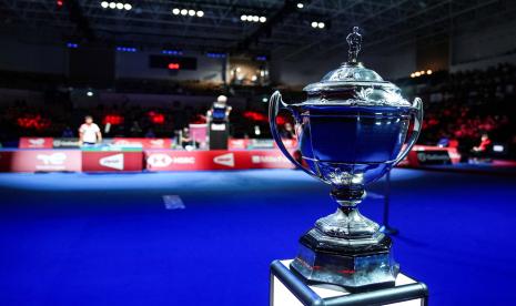 Suasana jalannya pertandingan antara pebulu tangkis Indonesia Anthony Sinisuka Ginting melawan pebulu tangkis China Lu Guang Zu pada ajang Thomas Cup 2021 di Aarhus, Denmark, Minggu (17/10/2021). Indonesia berhasil menjuarai Thomas Cup 2021 setelah mengalahkan China dengan skor 3-0. 