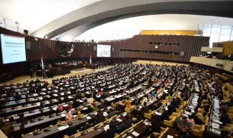 Suasana jalannya sidang paripurna pemilihan pimpinan MPR di Gedung Parlemen, Jakarta, Selasa (7/10). (Republika/Agung Supriyanto)