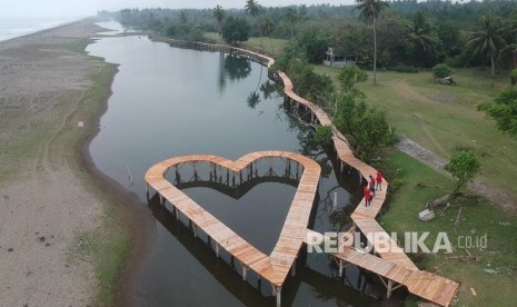 Suasana jalur wisata mangrove yang sedang dibangun, di Nagari Ulakan, Kab.Padangpariaman, Sumatera Barat, Jumat (25/10/2019). 