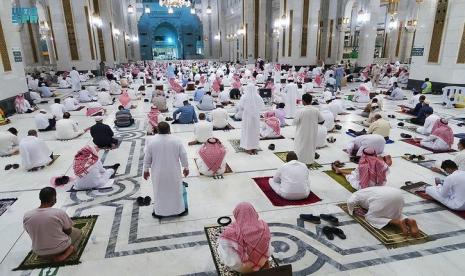 500 Relawan Bekerja Layani Jamaah Masjidil Haram. Suasana jamaah sholat tarawih pada malam pertama Ramadhan 2021 di Masjidil Haram. Adanya pandemi maka sholat dilakukan dengan protokol ketat. 