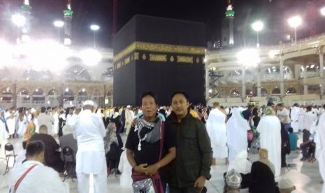 Suasana jamaah umroh melakukan tawaf di Mataf .t