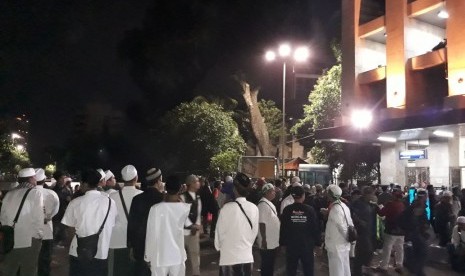 Suasana jamaah yang memilih menginap di Masjid Istiqlal untuk mengikuti acara reuni aksi 212, Sabtu (2/12).