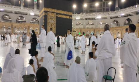 Suasana jamaah yang sedang umroh di Masjidil Haram, Makkah, Arab Saudi, Rabu (1/6/2022). Calon haji diserukan untuk menjaga asupan cairan untuk menghindari heat stroke.