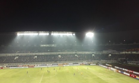 Suasana jelang babak pertama berakhir antara Persib menjamu Sriwijaya di Stadion Gelora Bandung Lautan Api, Sabtu (29/4). 