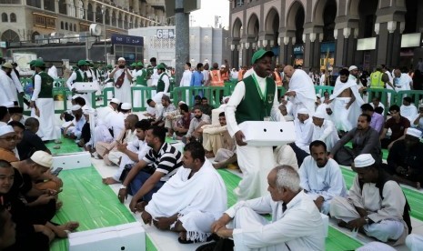 Suasana jelang berbuka puasa Ramadhan di halaman Masjidil Haram, Makkah