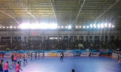 Suasana jelang laga final cabang futsal PON XIX, Senin (26/9). Laga final antara Jawa Barat dan Maluku Utara digelar di GOR Futsal ITB, Jatinangor, Sumedang.