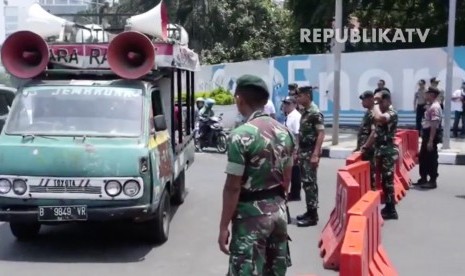 Suasana jelang pelantikan presiden dan wakil presiden di jalan Medan Merdeka, Jakarta Pusat