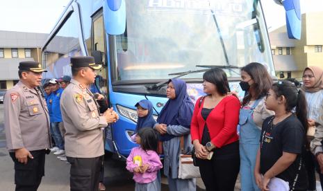 Suasana jelang pemberangkatan mudik gratis yang diakomodasi oleh Polres Sukoharjo, Rabu (26/4/2023).