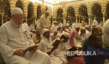 Suasana jelang shalat Jumat di Masjid Nabawi, Jumat (15/9).